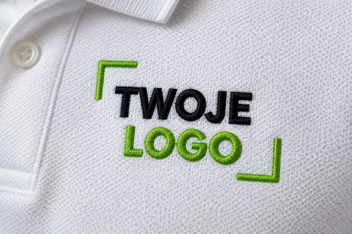 Zbliżenie haftu „Twoje logo” na białej koszulce polo