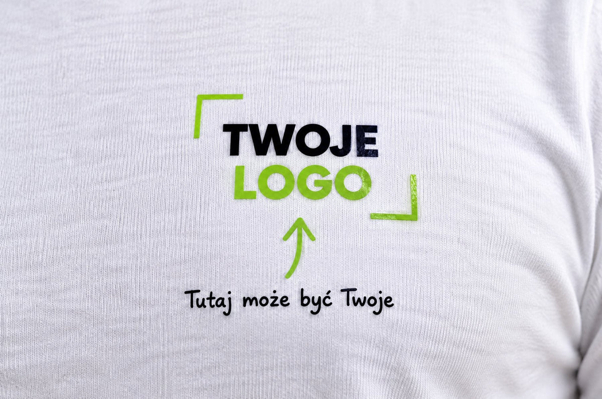 Zbliżenie nadruku DTF „Twoje logo” na białej koszulce