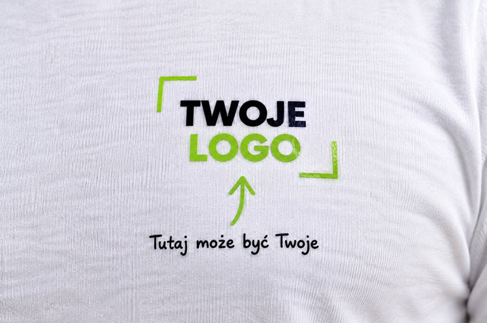 Zbliżenie nadruku DTF „Twoje logo” na białej koszulce