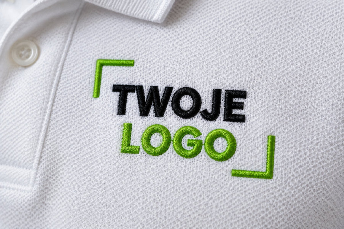 Zbliżenie haftu „Twoje logo” na białej koszulce polo