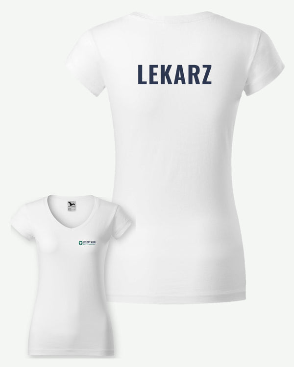 Wizualizacja: koszulka damska MALFINI Fit V-neck (kolor: biały) z przykładowym logo fikcyjnej przychodni Zielony Klon na piersi i napisem LEKARZ na plecach.