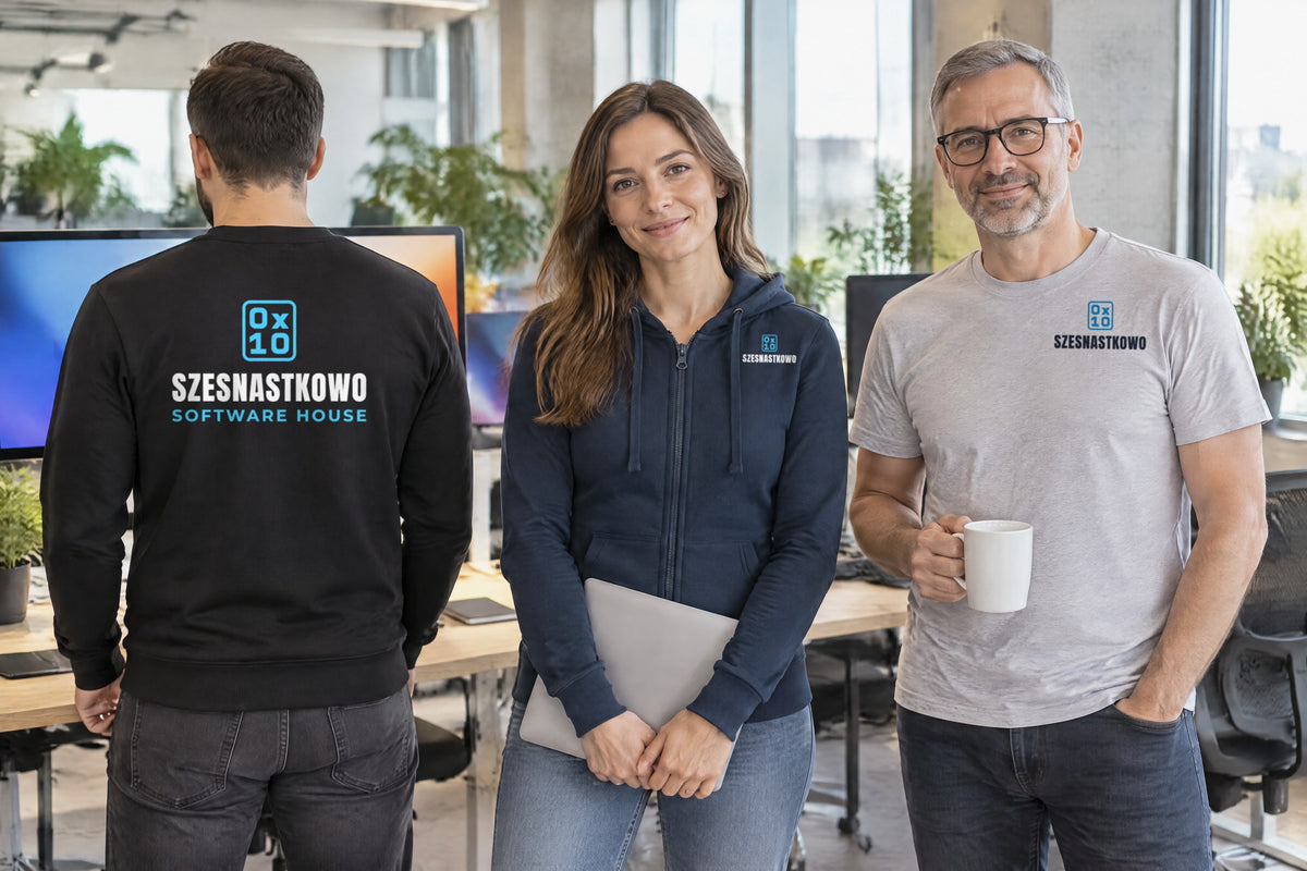 Wizualizacja AI: zespół fikcyjnego software house'u Szesnastkowo w biurze — mężczyzna tyłem w czarnej bluzie MALFINI Essential z dużym znakiem firmy na plecach, kobieta w granatowej bluzie z kapturem na zamek MALFINI Trendy Zipper i mężczyzna w jasnoszarej melanżowej koszulce MALFINI Heavy New z przykładowym logo na piersi.