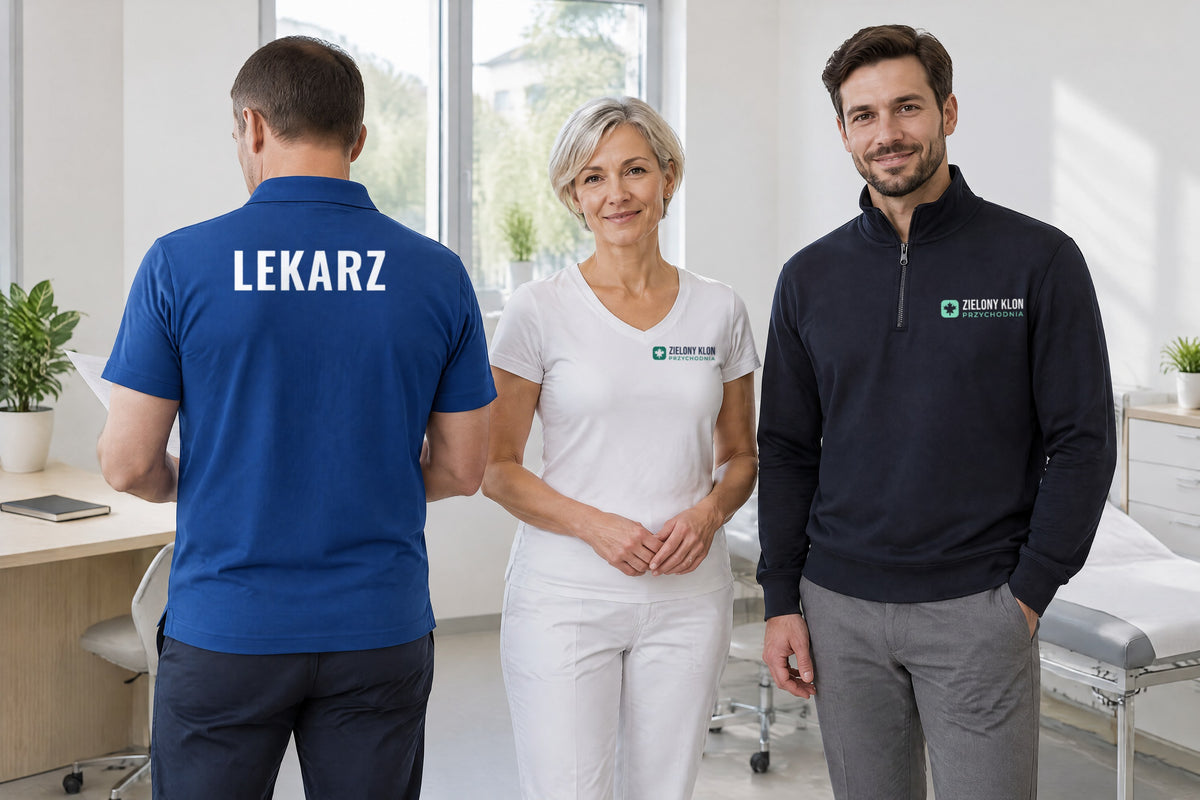 Wizualizacja AI: zespół fikcyjnej przychodni Zielony Klon — mężczyzna tyłem w chabrowej koszulce polo MALFINI Single J. z napisem LEKARZ na plecach, kobieta w białej koszulce damskiej MALFINI Fit V-neck i mężczyzna w granatowej bluzie JHK SWRA ZIP ze stójką i krótkim zamkiem, oboje z przykładowym logo przychodni na piersi.