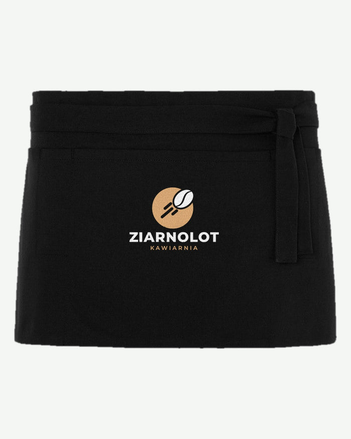 Wizualizacja: zapaska kelnerska JHK WKVENICE (kolor: czarny) z przykładowym logo fikcyjnej kawiarni Ziarnolot na przodzie.