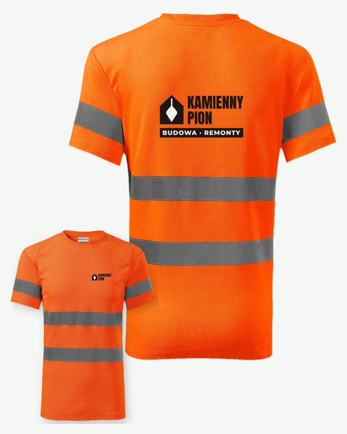 Wizualizacja: koszulka RIMECK HV Protect (kolor: fluorescencyjny pomarańczowy) z przykładowym logo fikcyjnej firmy budowlanej Kamienny Pion na piersi i dużym znakiem na plecach.