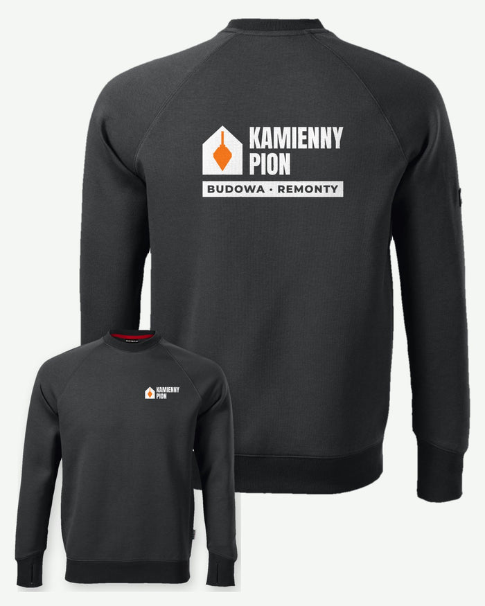 Wizualizacja: bluza męska RIMECK Vertex (kolor: ebony gray) z przykładowym logo fikcyjnej firmy budowlanej Kamienny Pion na piersi i dużym znakiem na plecach.