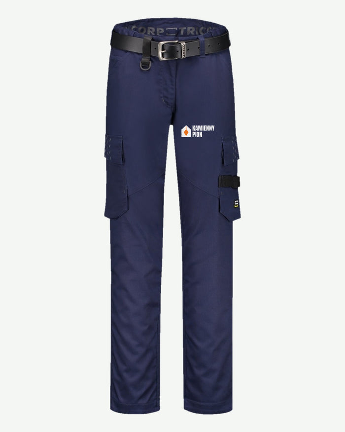 Wizualizacja: spodnie robocze damskie Tricorp Work Pants Twill (kolor: ink) z przykładowym logo fikcyjnej firmy budowlanej Kamienny Pion na nogawce.
