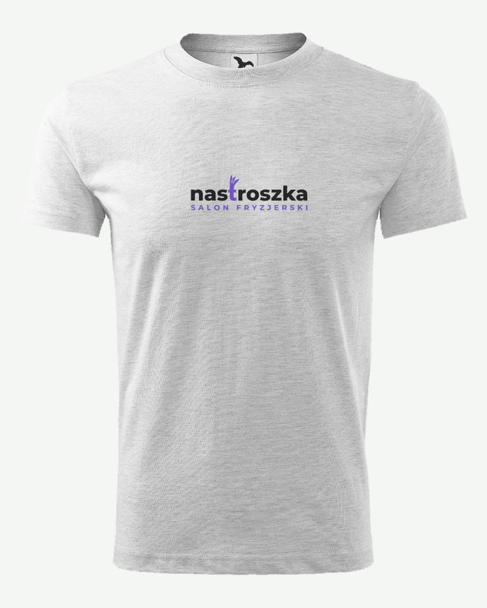 Wizualizacja: koszulka męska MALFINI Classic New (kolor: jasnoszary melanż) z przykładowym logo fikcyjnego salonu fryzjerskiego Nastroszka na przodzie.