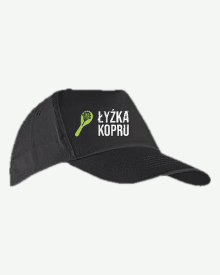 Wizualizacja: czapka JHK CZA 5P (kolor: czarny) z przykładowym logo fikcyjnego bistro Łyżka Kopru na przodzie.