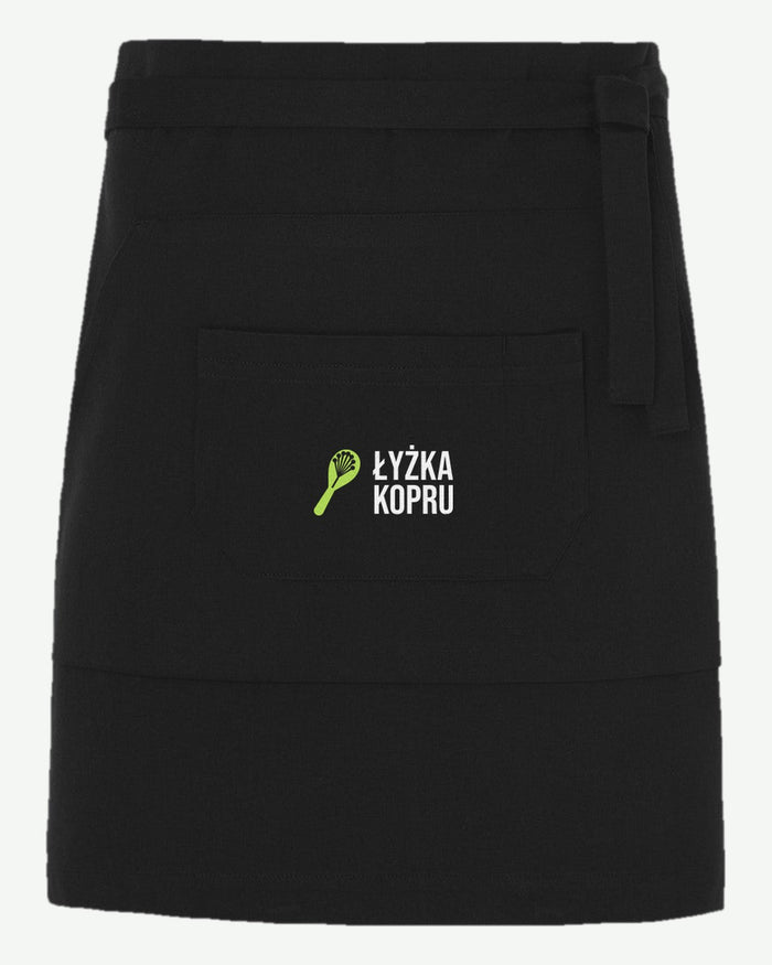 Wizualizacja: zapaska kelnerska JHK WKVIENNA (kolor: czarny) z przykładowym logo fikcyjnego bistro Łyżka Kopru na przodzie.