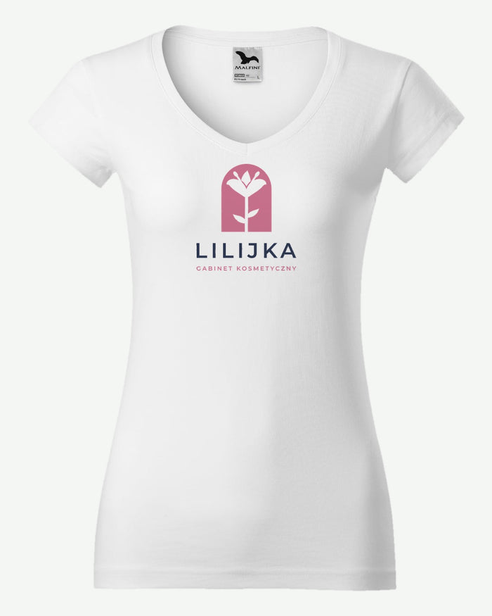 Wizualizacja: koszulka damska MALFINI Fit V-neck (kolor: biały) z przykładowym logo fikcyjnego gabinetu kosmetycznego Lilijka na przodzie.
