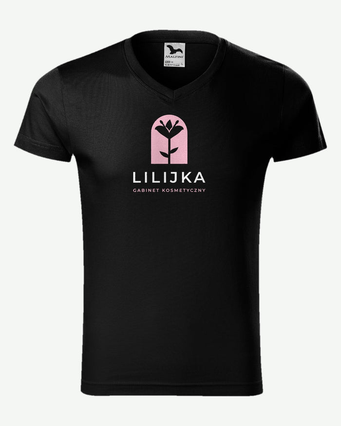 Wizualizacja: koszulka męska MALFINI Slim Fit V-neck (kolor: czarny) z przykładowym logo fikcyjnego gabinetu kosmetycznego Lilijka na przodzie.