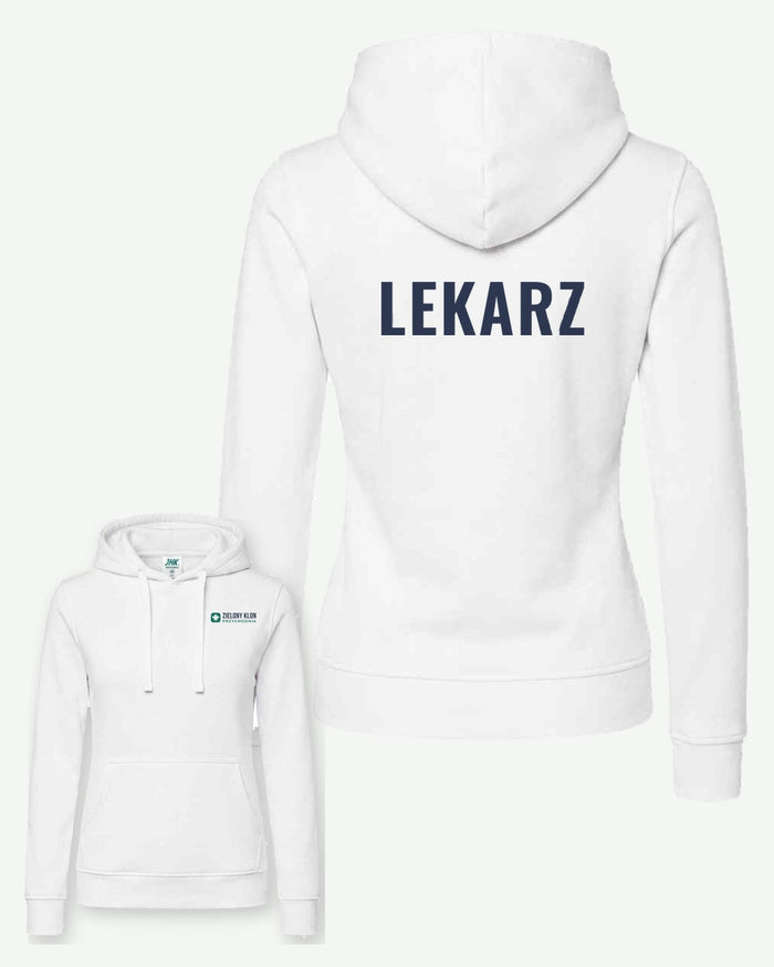 Wizualizacja: bluza damska JHK SWUL KNG (kolor: biały) z przykładowym logo fikcyjnej przychodni Zielony Klon na piersi i napisem LEKARZ na plecach.
