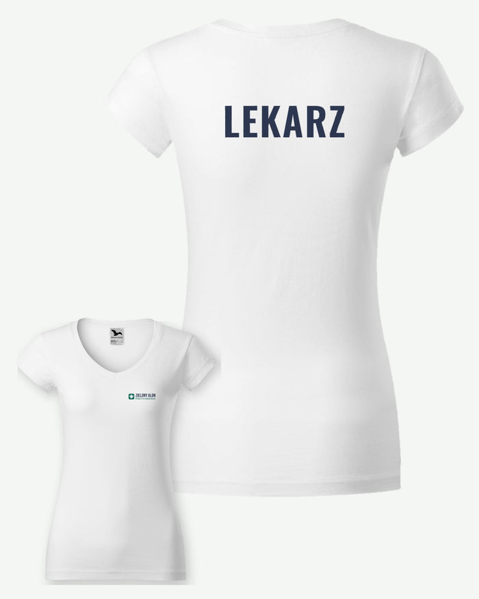 Wizualizacja: koszulka damska MALFINI Fit V-neck (kolor: biały) z przykładowym logo fikcyjnej przychodni Zielony Klon na piersi i napisem LEKARZ na plecach.