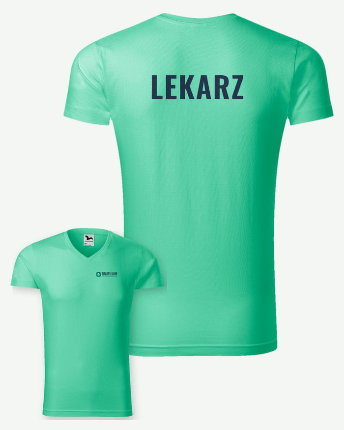 Wizualizacja: koszulka męska MALFINI Slim Fit V-neck (kolor: miętowy) z przykładowym logo fikcyjnej przychodni Zielony Klon na piersi i napisem LEKARZ na plecach.
