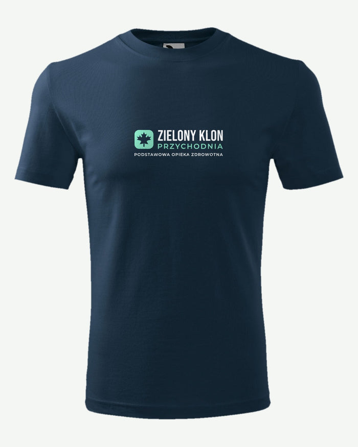 Wizualizacja: koszulka męska MALFINI Classic New (kolor: granatowy) z przykładowym logo fikcyjnej przychodni Zielony Klon na przodzie.