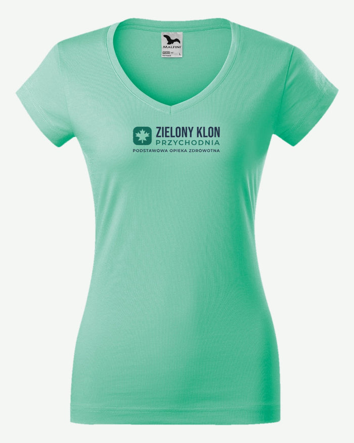 Wizualizacja: koszulka damska MALFINI Fit V-neck (kolor: miętowy) z przykładowym logo fikcyjnej przychodni Zielony Klon na przodzie.