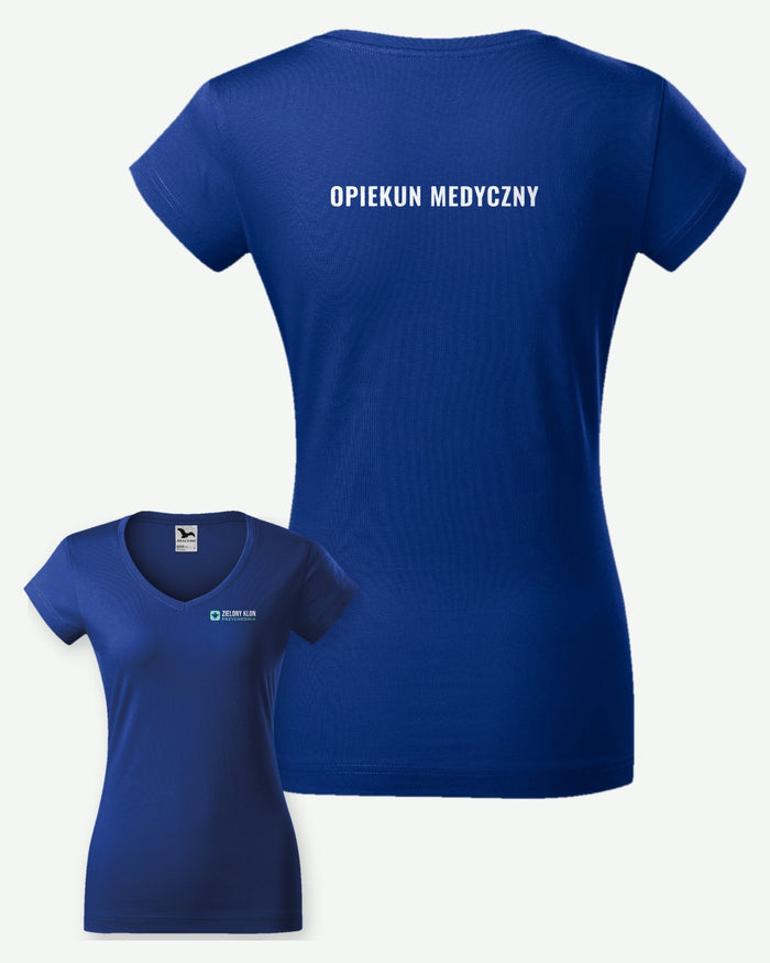 Wizualizacja: koszulka damska MALFINI Fit V-neck (kolor: chabrowy) z przykładowym logo fikcyjnej przychodni Zielony Klon na piersi i napisem OPIEKUN MEDYCZNY na plecach.