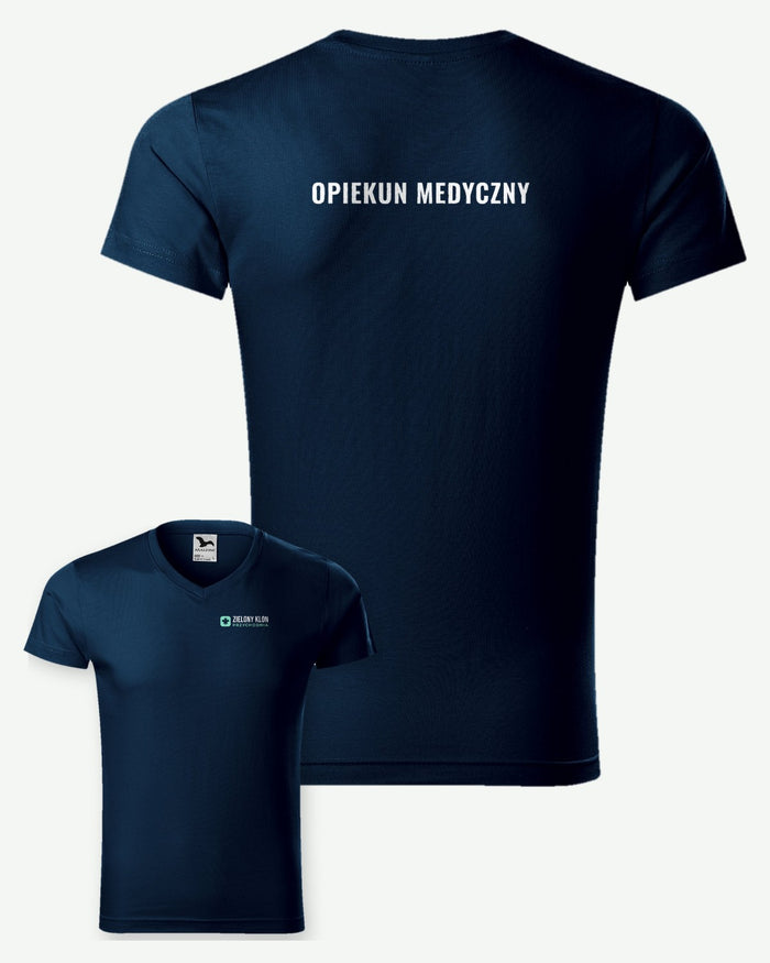 Wizualizacja: koszulka męska MALFINI Slim Fit V-neck (kolor: granatowy) z przykładowym logo fikcyjnej przychodni Zielony Klon na piersi i napisem OPIEKUN MEDYCZNY na plecach.