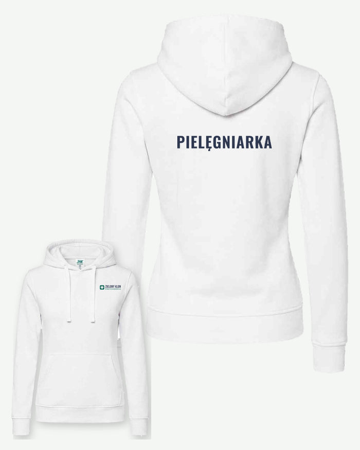 Wizualizacja: bluza damska JHK SWUL KNG (kolor: biały) z przykładowym logo fikcyjnej przychodni Zielony Klon na piersi i napisem PIELĘGNIARKA na plecach.