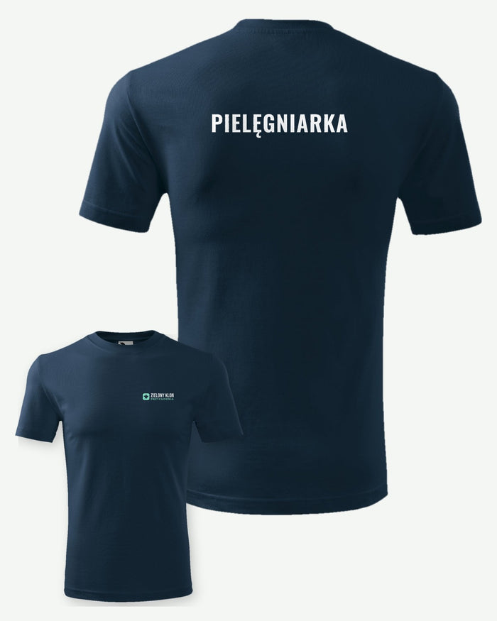 Wizualizacja: koszulka męska MALFINI Classic New (kolor: granatowy) z przykładowym logo fikcyjnej przychodni Zielony Klon na piersi i napisem PIELĘGNIARKA na plecach.