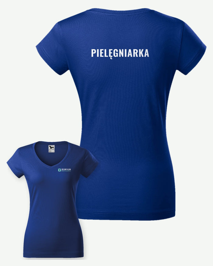Wizualizacja: koszulka damska MALFINI Fit V-neck (kolor: chabrowy) z przykładowym logo fikcyjnej przychodni Zielony Klon na piersi i napisem PIELĘGNIARKA na plecach.