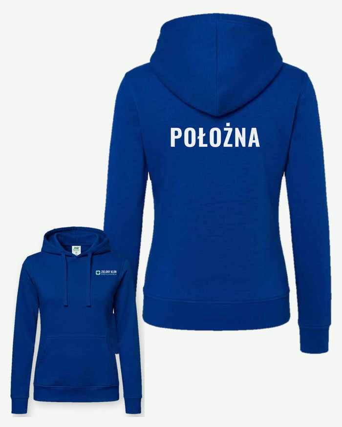 Wizualizacja: bluza damska JHK SWUL KNG (kolor: niebieski) z przykładowym logo fikcyjnej przychodni Zielony Klon na piersi i napisem POŁOŻNA na plecach.