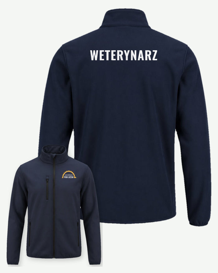 Wizualizacja: kurtka softshell JHK JT SOFTJAC (kolor: granatowy) z przykładowym logo fikcyjnej lecznicy weterynaryjnej Pod Jeżem na piersi i napisem WETERYNARZ na plecach.