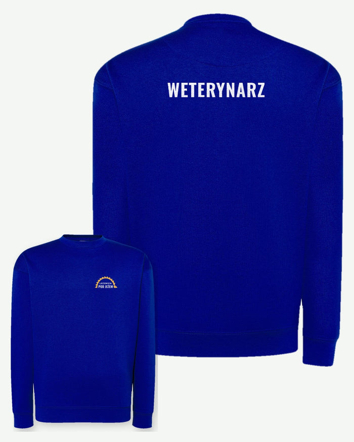 Wizualizacja: bluza męska JHK SWRA 290 (kolor: niebieski) z przykładowym logo fikcyjnej lecznicy weterynaryjnej Pod Jeżem na piersi i napisem WETERYNARZ na plecach.