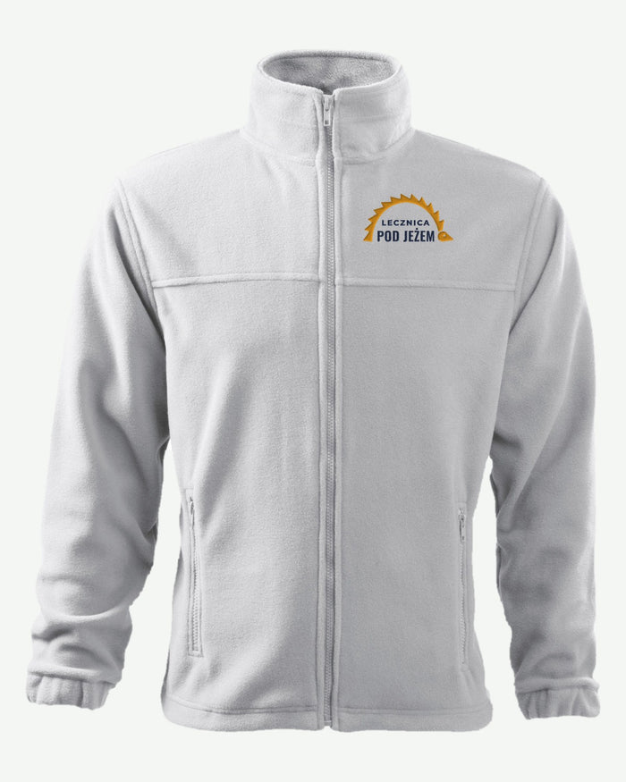 Wizualizacja: polar męski RIMECK Jacket (kolor: biały) z przykładowym logo fikcyjnej lecznicy weterynaryjnej Pod Jeżem na piersi (haft).