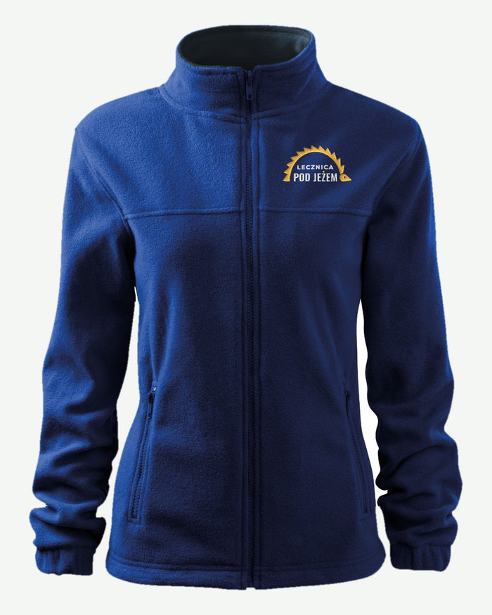Wizualizacja: polar damski RIMECK Jacket (kolor: chabrowy) z przykładowym logo fikcyjnej lecznicy weterynaryjnej Pod Jeżem na piersi (haft).