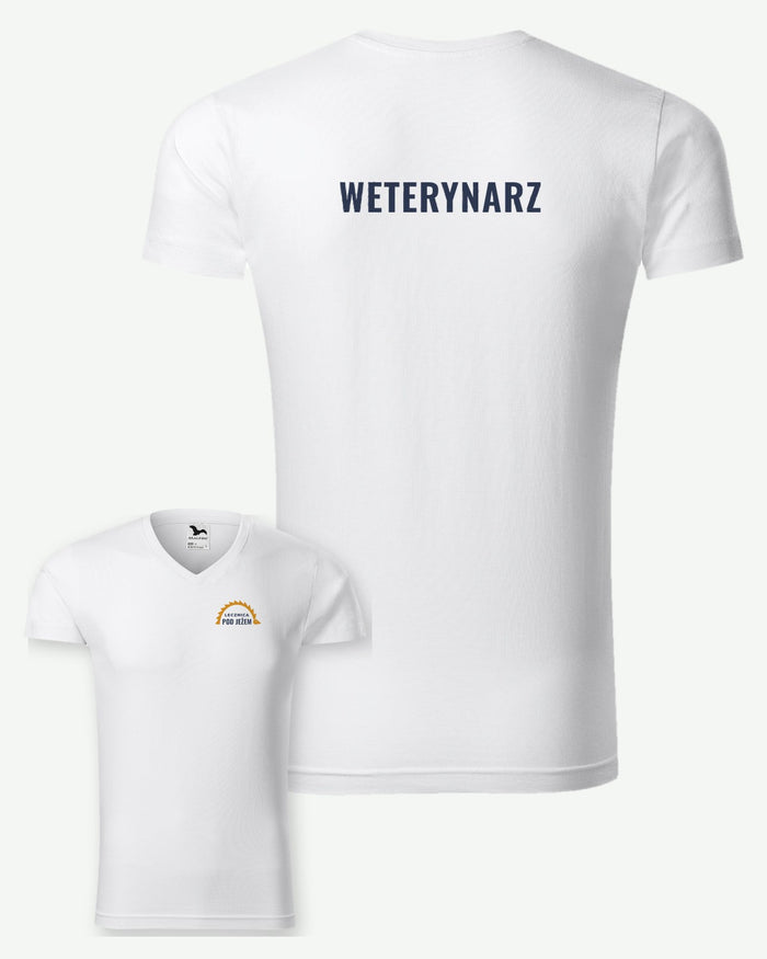 Wizualizacja: koszulka męska MALFINI Slim Fit V-neck (kolor: biały) z przykładowym logo fikcyjnej lecznicy weterynaryjnej Pod Jeżem na piersi i napisem WETERYNARZ na plecach.