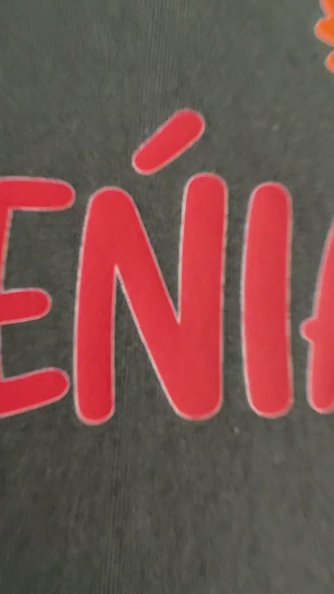 Gotowy nadruk Jesieniara na ciemnej koszulce, z bliska