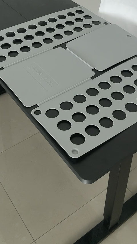 Składanie koszulki na desce do składania przed wysyłką