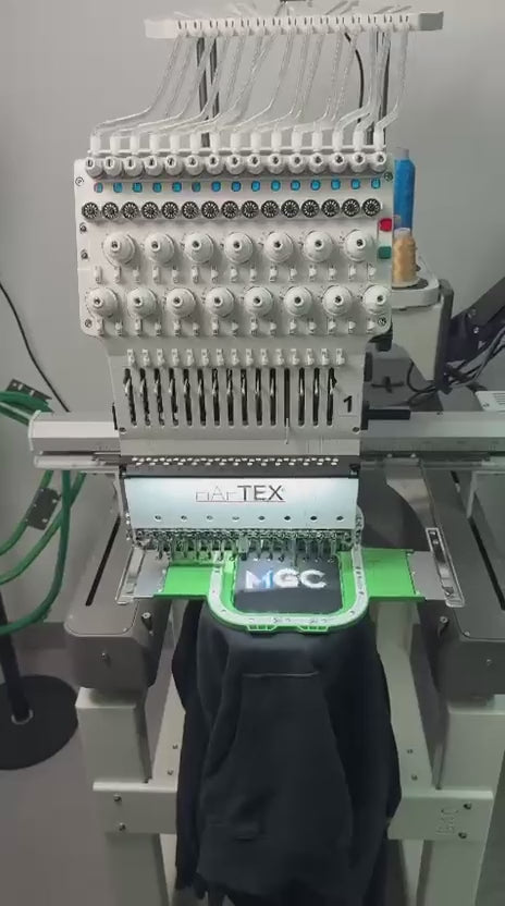 Hafciarka z projektem haftu MGC Elektryka na ekranie